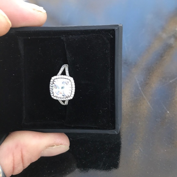 Engagement ring - Picture 2 of 4